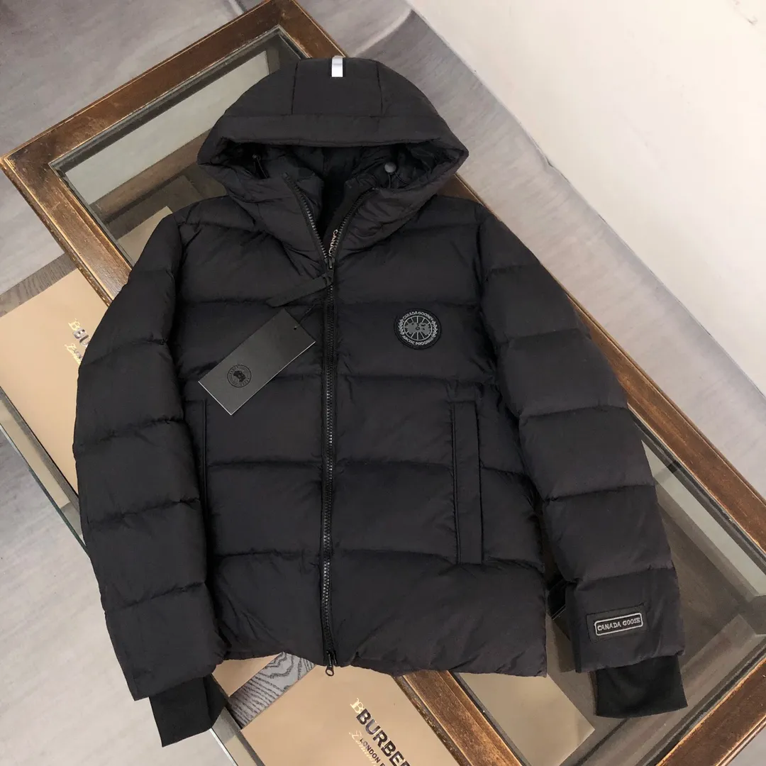 P1020 𝘾𝘼𝙉𝘼𝘿𝘼 𝙂𝙊𝙊𝙎𝙀/Canada Goose Down Jacket Bakery Couple Style 3M Reflective Black Label Parka/Junction Parka is made of CORDURA@'s super-soft EnduraLuxe fabric, which enhances the durability of easy-to-wear parts, making it lightweight and durable. 360-degree reflective strips on the hood improve visibility in low-light environments. 90 white duck down ~ There are also straps inside so that the jacket can be placed on the shoulders to free up hands. The down placket is designed with invisible snap buttons on the two-way zipper to prevent wind and keep warm. Unzipping the zipper from the bottom can increase the range of motion or improve breathability ~ Ribbed knitted cuffs increase comfort and lock in heat, and the hem has an internal drawstring to block cold wind [Wide version] A-line silhouette ➕ Bread suit tailoring design, the wide OS style can cover all body defects and also brings a sense of handsomeness! ! j03 Color: Black Brown Size: XS S M L XL XXL